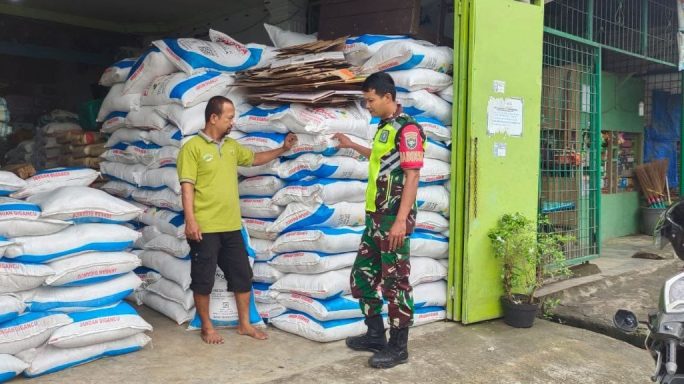 Babinsa Cek Ketersediaan Pupuk Dan Obat Obatan Pertanian Di Wilayah Binaan