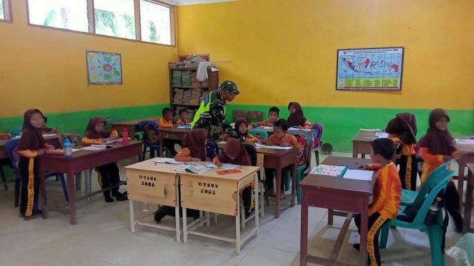 Berkunjung Ke Sekolah SD, Babinsa Berikan Motivasi Semangat Belajar Kepada Murid