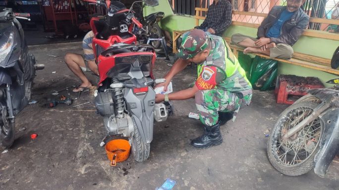 Komsos di Bengkel Motor Mitra Karib Babinsa Berikan Motivasi Kepada Pemilik Bengkel