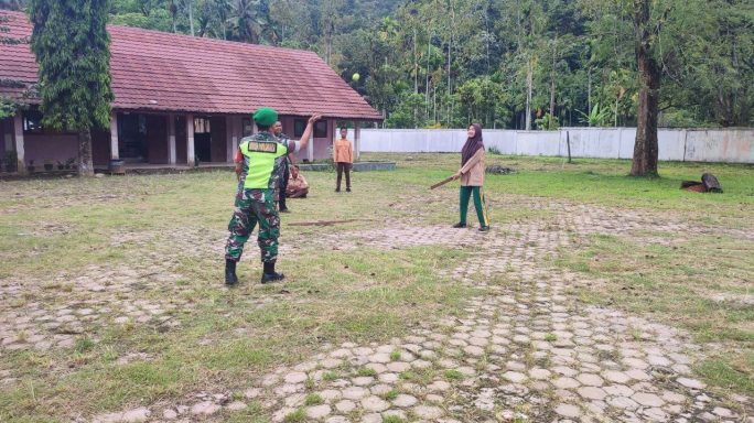 Babinsa Posramil Ketambe Ajak Siswa SMP1 Berolah Raga Kasti