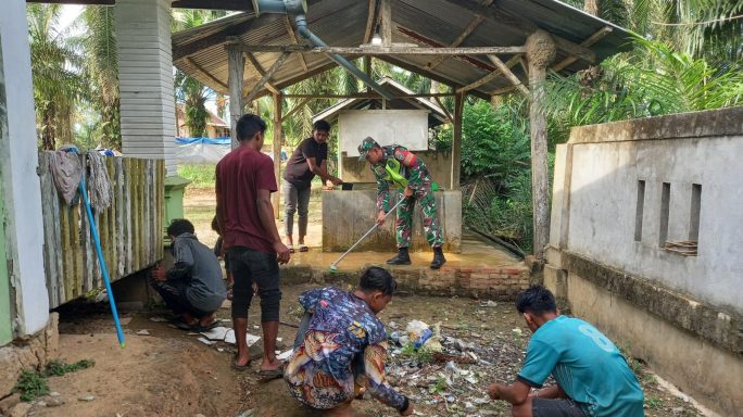 Babinsa Koramil 16/Pdw Bersama Warga Buket Kuta Gotong Royong Bersihkan Meunasah