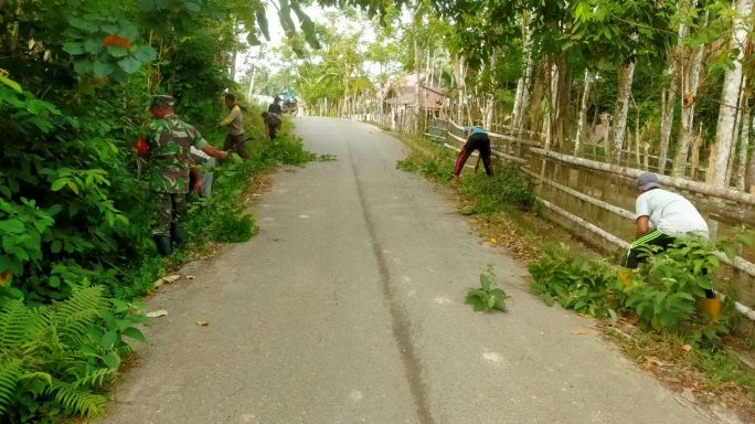 Kompak dan Peduli, Babinsa dan Warga Seuneubok Rambong Bersihkan Jalan Desa dari Ranting Liar