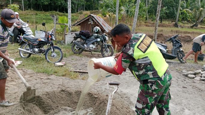 Jalin Kerjasama Yang Baik Babinsa Bantu Pengecoran Pondasi Rumah Warga