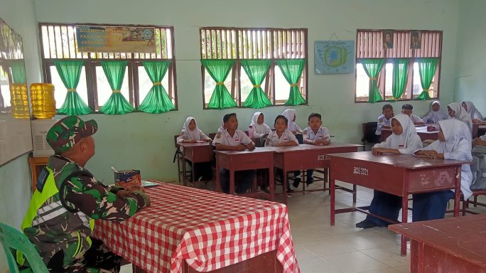Peduli Pendidikan, Serda Budi Bantu Mengajar Siswa SMPN 1 Seruway