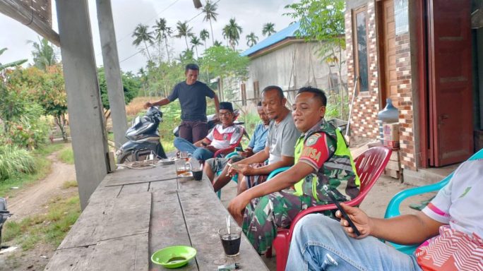 Jalin Silaturahmi, Babinsa Dan Bhabinkamtibmas Komsos Dengan Warga