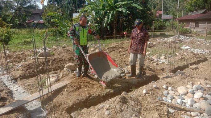 Bangkitkan Semangat Gotong Royong Babinsa Bantu Warga Cor Pindasi Rumah di Desa Binaan