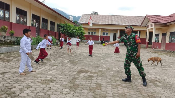 Babinsa Bersama Para Siswa Olah Raga Kasti