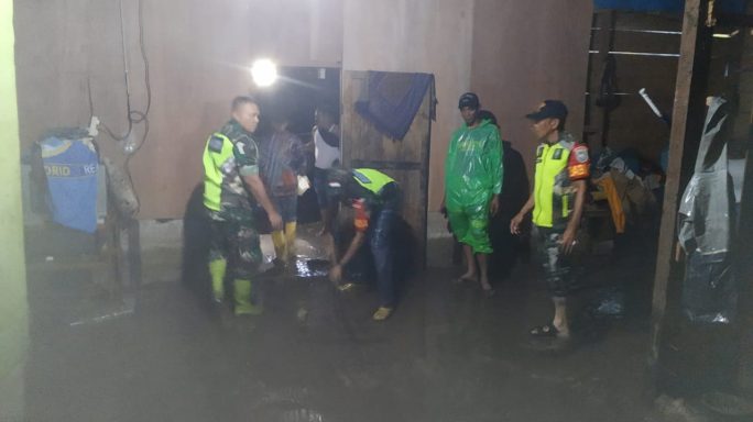 Babinsa Geumpang Bantu Warga Bersihkan Rumah Pascabanjir