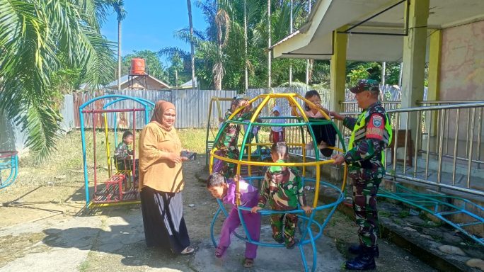 Serka Sigit Pramono Dampingi Anak PAUD di Desa Sarah Teube, Wujud Kepedulian TNI terhadap Pendidikan Usia Dini