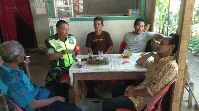 Babinsa Ciptakan Keakraban Dengan Warga Binaan Melalui Komsos