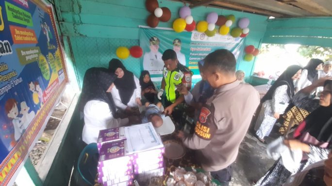 Babinsa Posramil Tanoh Alas Hadiri Kegiatan Pekan Imunisasi Dunia (PID)DI Desa Binaan