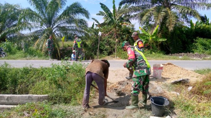 Gotong Royong Jadi Solusi: Danramil dan Camat Madat Perbaiki Jalan Bersama Warga