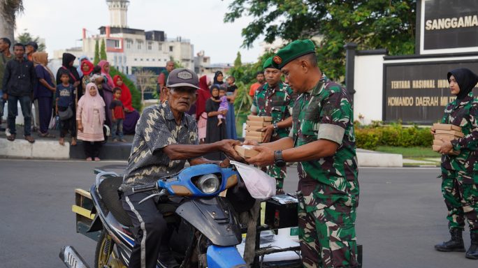 Jum’at berkah, Kodam Iskandar Muda bagikan 197 Paket Makan gratis bagi Warga.