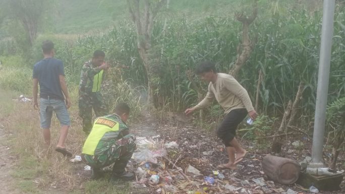Ciptakan Lingkungan Sehat, Babinsa dan Warga Bersihkan Sampah