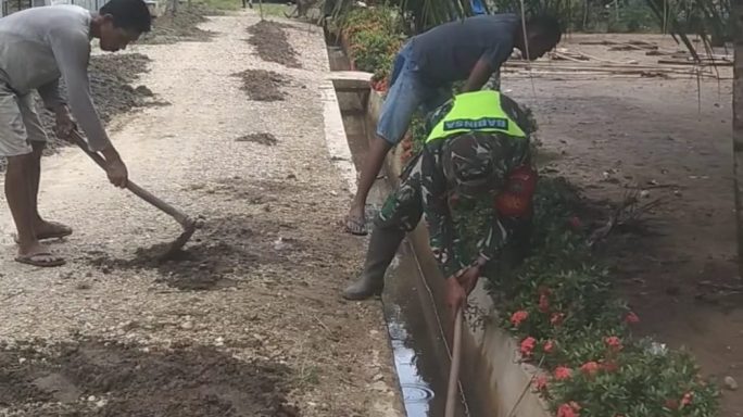 Jalin Kebersamaan, Babinsa Gotong Royong Bersama Warga Bersihkan Parit