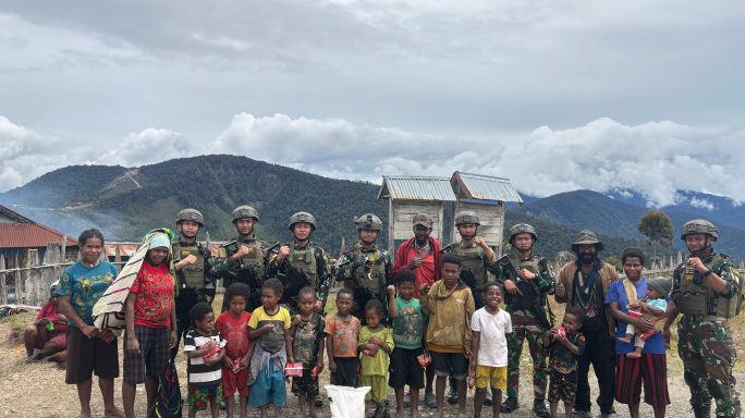 Tebar Kebahagiaan Satgas Yonif 112/DJ Bagi Sembako Kepada Rakyat Papua Tengah