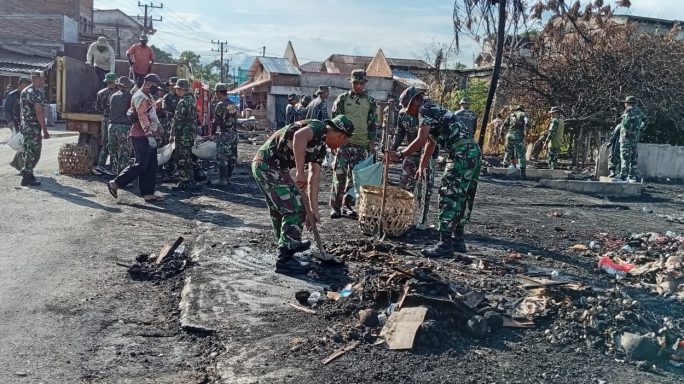 Pasca Kebakaran, Prajurit Kodam IM gotong royong bersihkan puing sisa kebakaran. 