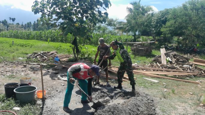 Bangkitkan Budaya Gotong Royong Babinsa Bantu Cor Pondasi Rumah Warga Desa Binaan