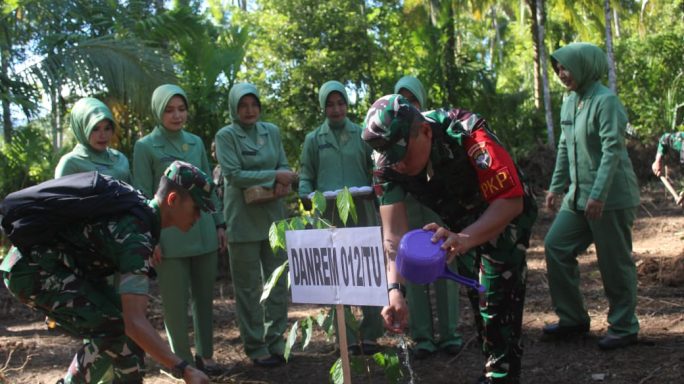 Seusai Pembukaan TMMD ke 124, Dansatgas Beserta Rombongan Lanjutkan Penanaman Pohon dan Peninjauan Sasaran Fisik