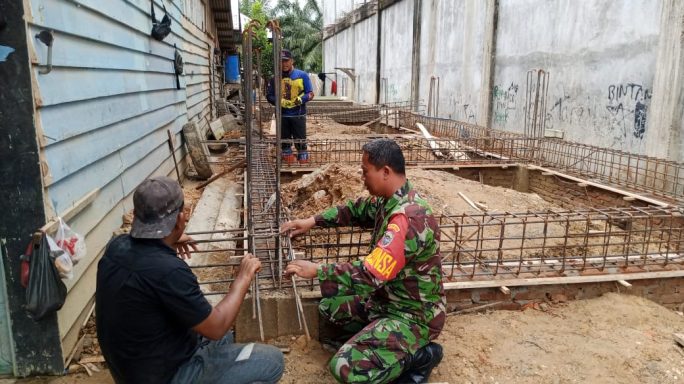 Kebersamaan TNI dan Warga Tercermin dalam Pembangunan Rumah Bapak Ibrahim