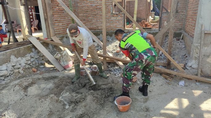 Ringankan Beban Warga Desa Binaan Babinsa Turut Serta Bantu Bangun Rumah