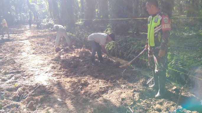 Wujud Kemanunggalan TNI-Rakyat, Babinsa Koramil 05/DM Ikut Serta Gotong Royong Buat Jalan Lorong