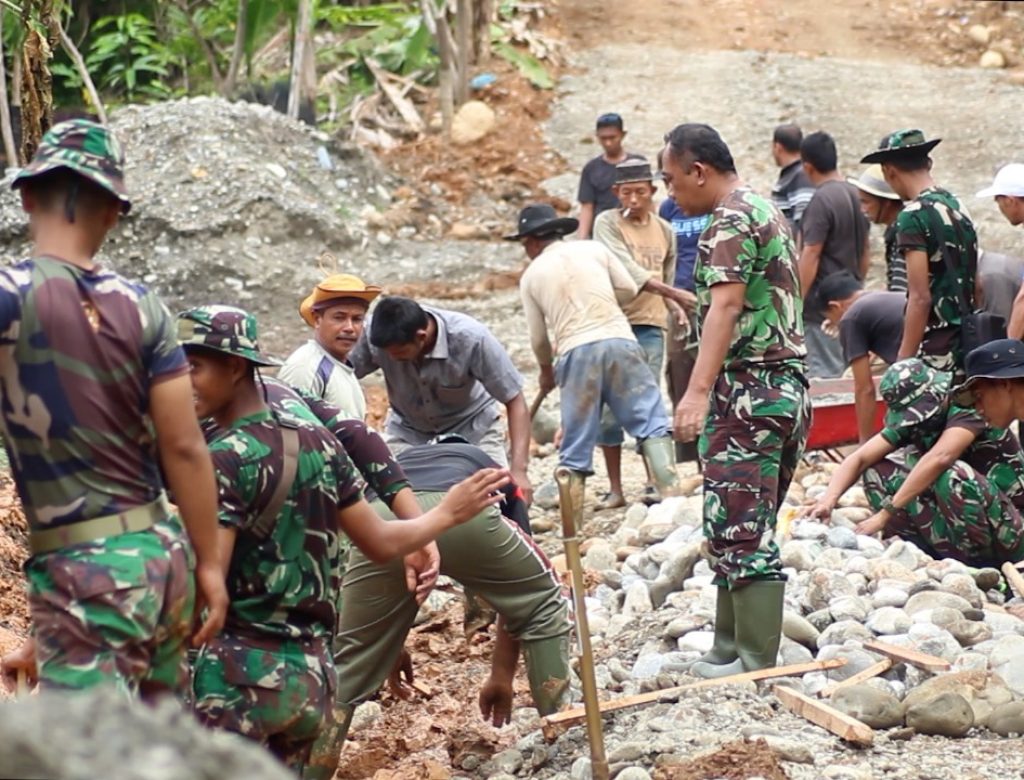 TNI dan Masyarakat Kompak Bangun Desa, Pangdam IM Apresiasi Semangat Gotong Royong di TMMD