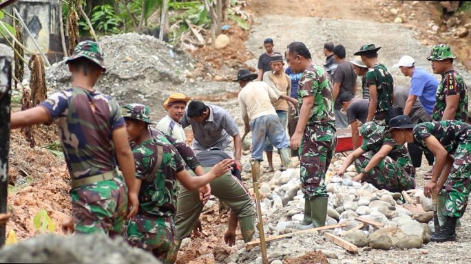 TNI dan Masyarakat Kompak Bangun Desa, Pangdam IM Apresiasi Semangat Gotong Royong di TMMD