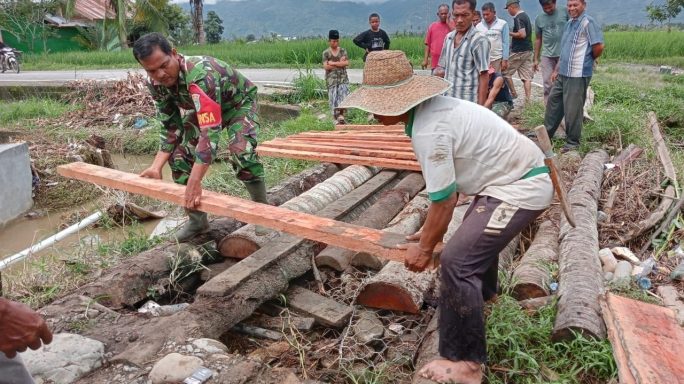 Babinsa Bersama Warga Gotong Royong Perbaiki Jembatan Yang Rusak