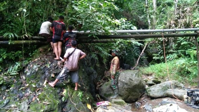 Satgas TMMD ke-124 Kodim 0107/Aceh Selatan Mulai Menyambung Pipa di Sumber Air