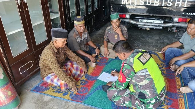Babinsa Anjangsana Bersama PPL Cek Data Lahan di Desa Binaan