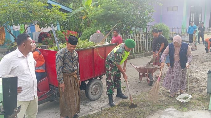 Semangat Gotong Royong Babinsa Bersama Warga Kerja Bhakti Bersihkan Lingkungan