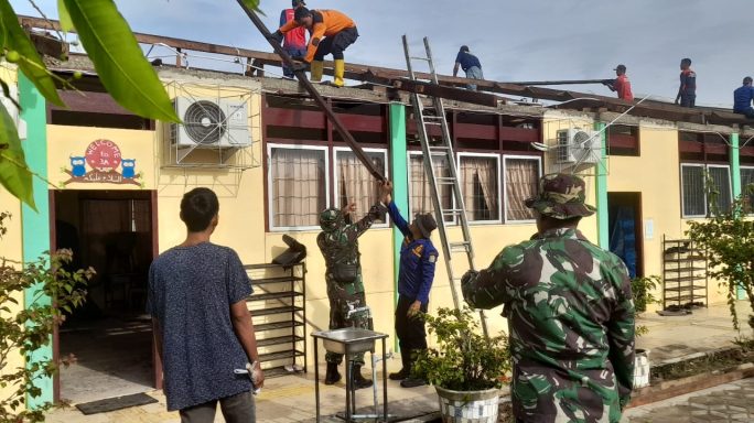 Gerak Cepat Koramil 02/Karang Baru Bersama BPBD Gotong Royong Bantu Perbaikan SD IT Darul Mukhlisin