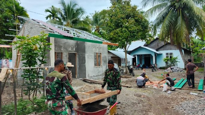 Sekdes Paya Pelumat Labuhan Haji Timur Turun Tangan Bersama Satgas TMMD Rampungkan Pembangunan RTLH