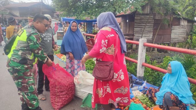 Babinsa Rutin Cek Harga Sembako Di Pajak Mingguan