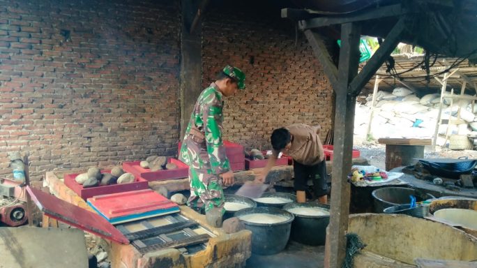 Usaha Kecil, Dampak Besar: Babinsa Koramil Madat Tunjukkan Kepedulian Nyata