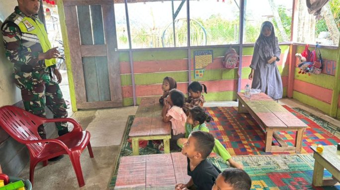 Babinsa Berikan Motivasi Belajar Kepada Anak anak TK IT Syahidul Husain