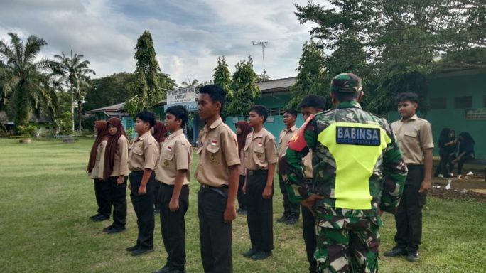 Babinsa Koramil 08/Rantau Latih PBB Pramuka SMP Darma Patra