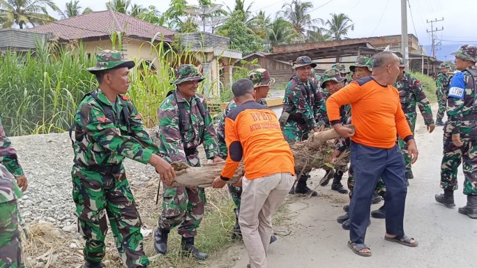 Babinsa Karya Bakti TNI Bersama Warga Bersihkan Bantaran Sungai di Wilayah Binaan