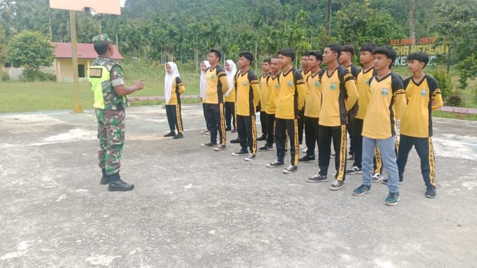 Babinsa Posramil Ketambe Latih PBB Pramuka SMAN1