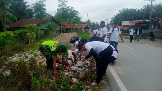 Babinsa Bersama Warga Masyarakat Bersihkan Sampah dan Fasilitas Umum
