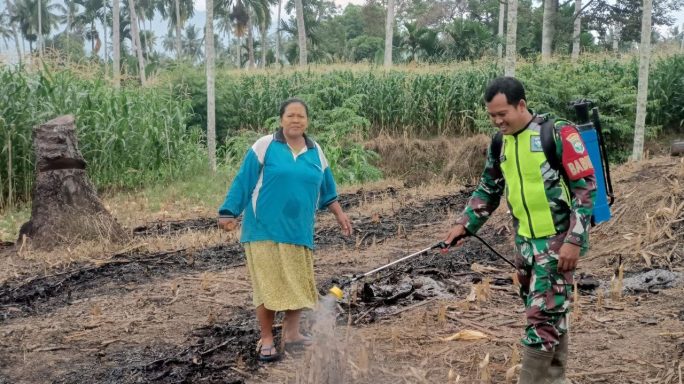 Selalu Ada Bersama Petani Babinsa Bantu Warga Penyemprotan Lahan Yang Akan di Tanami Palawija