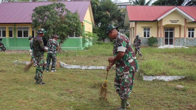Sambut Wacana Pembentukan Kompi Produksi, Prajurit TNI di Abdya Gotong Royong Bersihkan Komplek SKB