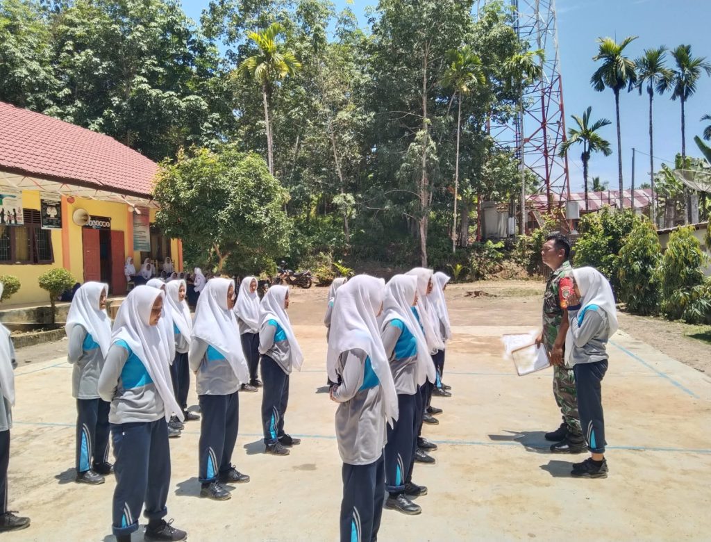 Langkah Tegap Menuju Masa Depan: Babinsa Latih PBB Pelajar SMP Negeri 4 Birem Bayeun