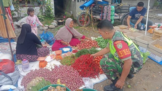Pantau Harga Sembako, Babinsa Laksanakan Komsos di Pajak Mingguan