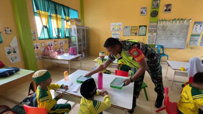 Babinsa Dampingi Pendistribusian Makan Bergizi Gratis ke Sekolah