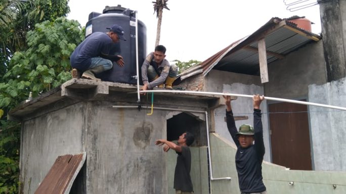 Proges Pipanisasi Terus Meningkat, Satgas TMMD 124 Kodim 0107/Aceh Selatan Lakukan Pemasangan Sambungan Pipa ke Sasaran