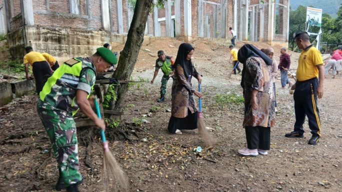 Babinsa Bersama Santri Kerja Bhakti Bersihkan Lingkungan Desa