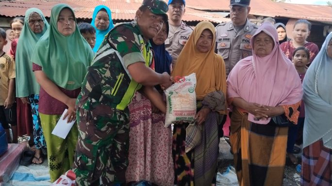 Babinsa Hadiri Penyaluran Bantuan Pasca Kebakaran di Desa Binaan