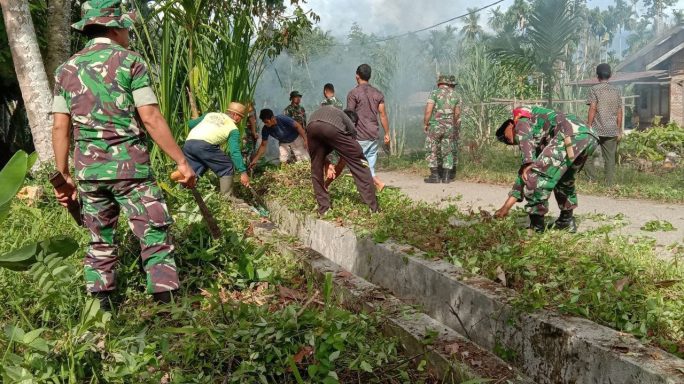Gotong Royong Bersama Babinsa Koramil 0108-02/Bambel dan Warga Desa Bersihkan Bahu Jalan